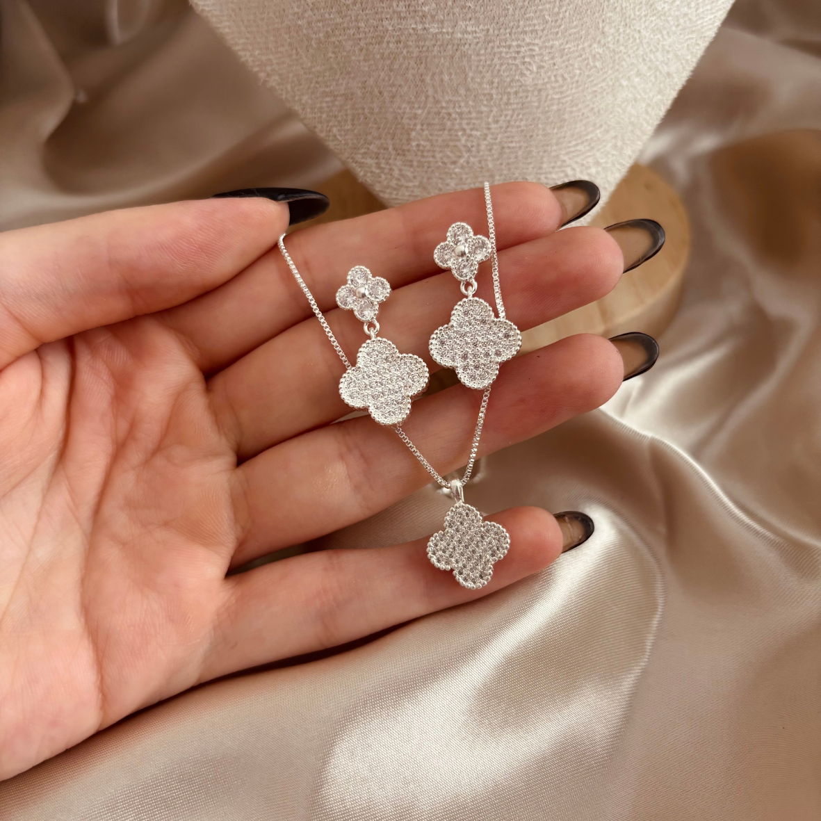 Conjunto trevinho cravejado
