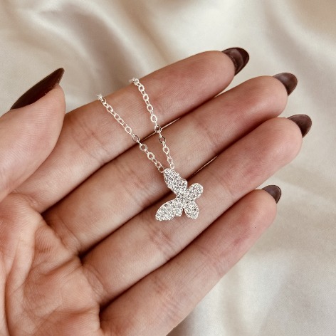 Colar cadeadinhos com borboleta cravejada deitada
